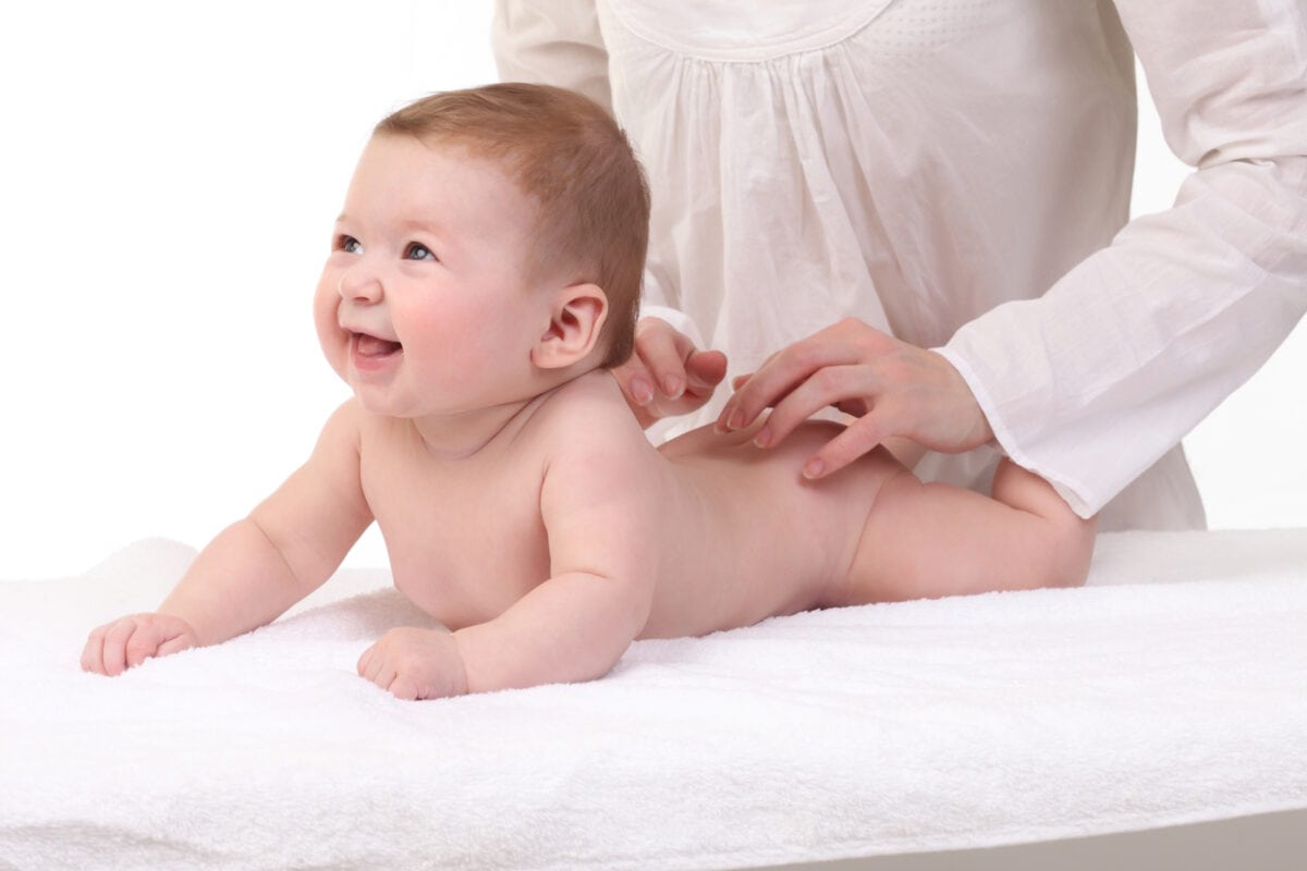 Für die motorische und sensorische Entwicklung und zur Vermeidung von Kopfverformungen sollten Babys in Wachphasen immer mal wieder in Bauchlage liegen.