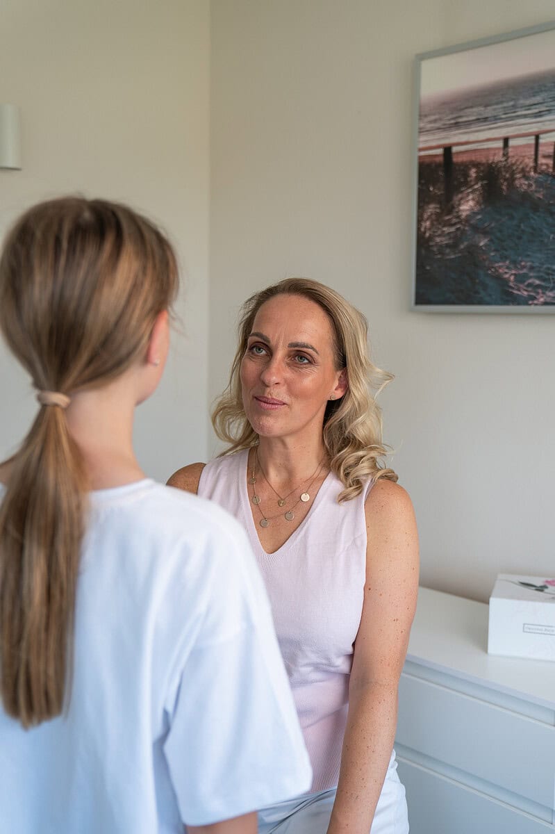 Juliane Danziger im Gespräch mit einer jungen Patientin